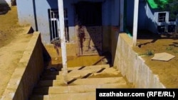 Полуподвал жилого дома, Ашхабад, апрель, 2019  