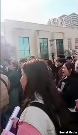 Türkiýäniň Stambul şäherindäki Altynbaş (Altinbaş) uniwersitetiniň Mahmutbeýdäki okuw binasynyň daşynda duran türkmenistanly studentler. 18-nji dekabr, 2025 ý.