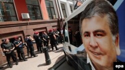 Отныне бывший президент Грузии обещает «таскать» по этому вопросу самого Петра Порошенко, тот, к слову, на обвинения никак не отреагировал