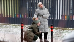 Каза болгон окуучу Кобилжон Алиевдин туугандары мектептин алдында турушат 