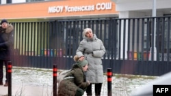 მოკლული ბავშვის ნათესავები ტირიან იმ სკოლის წინ, სადაც დანაშაული მოხდა. მოსკოვი, ოდინცოვოს რაიონი. 2025 წლის 16 დეკემბერი