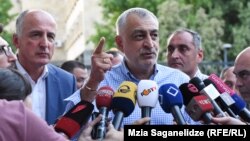 Кампания против опального банкира и его соратников набирает обороты