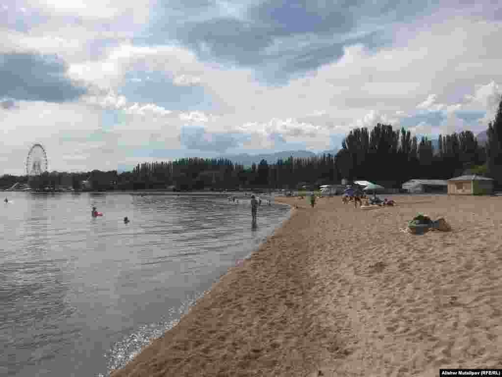 Көл жээгинде эс алуучулар башка жылдарга салыштырмалуу аз.