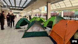 Corturi pe peronul Gării Feroviare Chișinău, înainte de a fi înlăturate de poliție, 16 august 2025 
