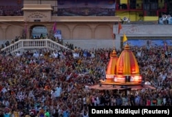 Rugăciune de seară pe malurile râului Ganges în timpul Kumbh Mela, sărbătoare a hindușilor, cel mai mare festival religios din lume sau Festivalul Pitcher, transformat în motor al răspândirii coronavirusului în India - 11 aprilie 2021
