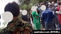 Очередь перед банкоматами в Туркменабаде (архивное фото) 