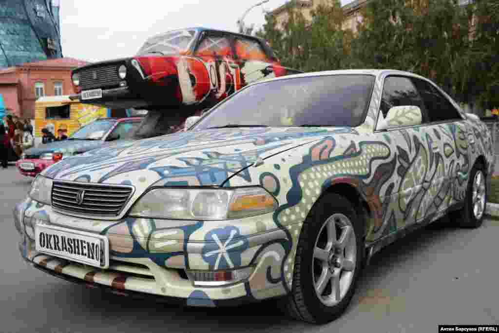 Так называемые "бомберы", то есть граффитисты, нелегально рисующие на городских стенах, говорят, что эти художники предали настоящий дух движения и променяли дух свободы на официальное согласование своей работы с властями