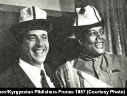 Ысык-Көл форумунун катышуучулары Федерико Майор (солдо) менен Афеверк Текле - эфиопиялык маданий ишмер. Сүрөт "Ысык-Көл форуму" деген китептен алынды. Сүрөттү тарткан А.Токбаев, 1986-жыл