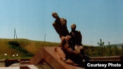 "Ата Бейит"- куугунтук курмандыктарына коюлган эстелик