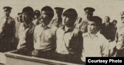 1986 жылғы Желтоқсан оқиғасы бойынша жауапқа тартылғандар (солдан оңға): Түгелбай Тәшенов, Жамбыл Тайжұмаев, Қайрат Рысқұлбеков пен Қайыргелді Күзембаев сотта тұр. Алматы, 16 маусым, 1987 жыл. (Юрий Беккер түсірген сурет)