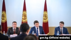 Сапар Исаков (по центру) и члены правительства