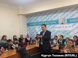 Серикжан Билаш туугандары Кытайда камалган казактар менен. Алматы шаары.