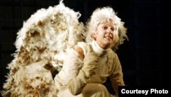 Костим дизајниран од костимографката Марија Пупучевска.