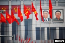 Портреты Ким Ир Сена и Ким Чен Ира в Пхеньяне, 6 мая 2016 года.