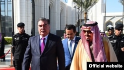 Президент Таджикистана Эмомали Рахмон и король Саудовской Аравии Салман ибн Абдулазиз Оли Сауд