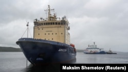 Судно "Академик Михаил Ломоносов" на Северном морском пути