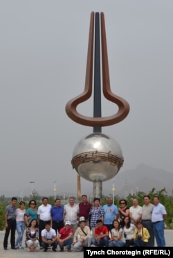 Улуу-Чаттагы ооз комуздун айкелинин жанында.