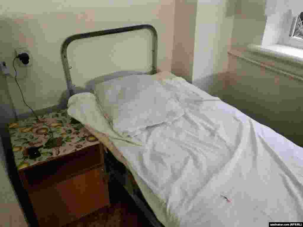 Палаты без ремонта, мебель давно не обновлялась.