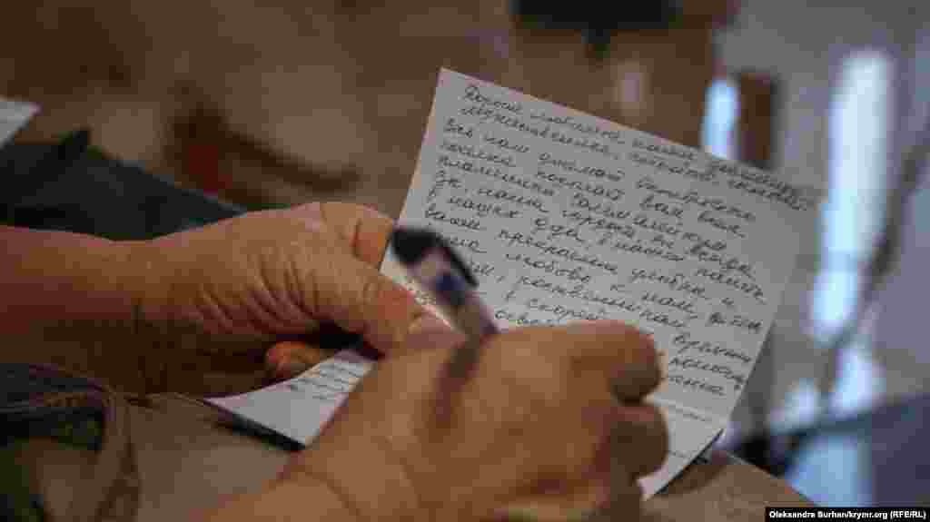 Bazıları tamam körüşüv vaqtında SİZOğa yollamaq içün otkrıtkalarnı toldura edi