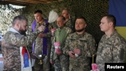 Ukrajinski vojnici obilježavaju Uskrs na prvoj liniji fronta u Donjeckoj oblasti 20. aprila.