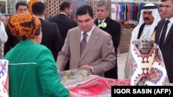 Türkmenistanyň prezidenti Gurbanguly Berdimuhamedow halylary synlaýar. (arhw suraty)