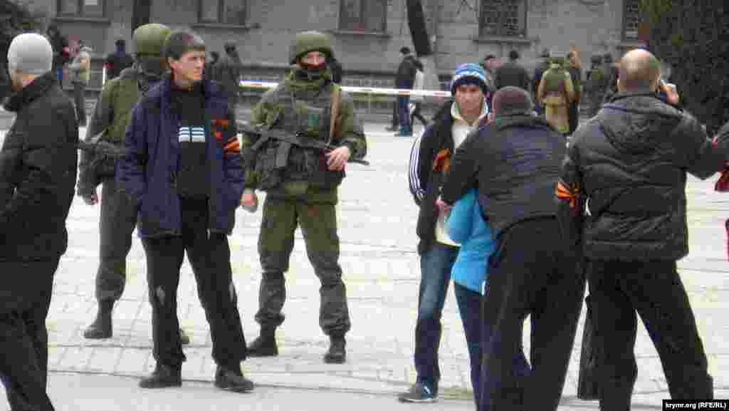 Көшеде қаптап кеткен "сыпайы жасыл адамдарға" жұрт әуестене қарайтын, тіпті кейбіреулері олармен суретке түсетін. Ал ресейлік "жасыл адамдар" ләм-мим деп жақ ашпайтын. &nbsp;