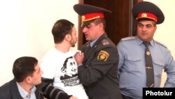 Տիգրան Առաքելյանին հեռացնում են Վերաքննիչ դատարանի դահլիճից, Երևան, 9-ը հոկտեմբերի, 2013թ․