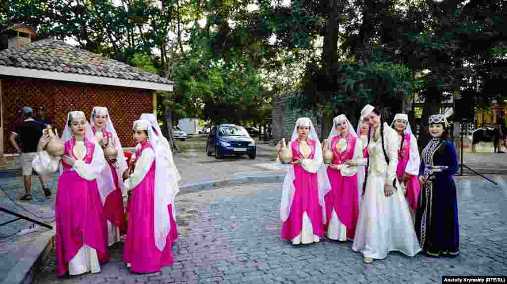 Qırımtatar oyun ansambli ekskursantlarnı Han Camisi yanında qarşılay