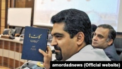 سپنتا نیکنام، عضو زرتشتی شورای شهر یزد، در دوره چهارم نیز عضو این شورا بود.