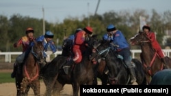 Казакстандагы Көчмөндөр оюндары учурундагы көкбөрү оюну.  