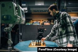 «Герой грає в шахи. Дуже погано насправді, але любов до шахів – це від мене. Я граю доволі добре» – Павло Остріков