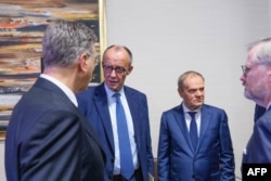 Прем'єр Хорватії Андрей Пленкович, канцлер Німеччини Фрідріх Мерц, прем'єр Польщі Дональд Туск та прем'єр Чехії Петр Фіала розмовляють під час саміту ЄС та Африканського Союзу у Луанді, Ангола, 24 листопада 2025 року