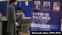 په کراچۍ کې د کورونا وایرس واکسين کېږي