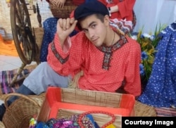 Сергей Сахаров во время спектакля