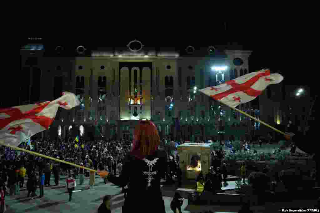 Грузиядәге протестларның 100 көне. Халык илдә президент сайлауга каршы, Европа юлыннан баруны таләп итә.&nbsp;