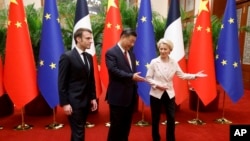 Fotografie de arhivă - președintele chinez, Xi Jinping, îi găzduiește, în aprilie 2023, pe președintele francez, Emmanuel Macron, și pe președinta Comisiei Europene, Ursula von der Leyen, la o întâlnire de lucru la Beijing.