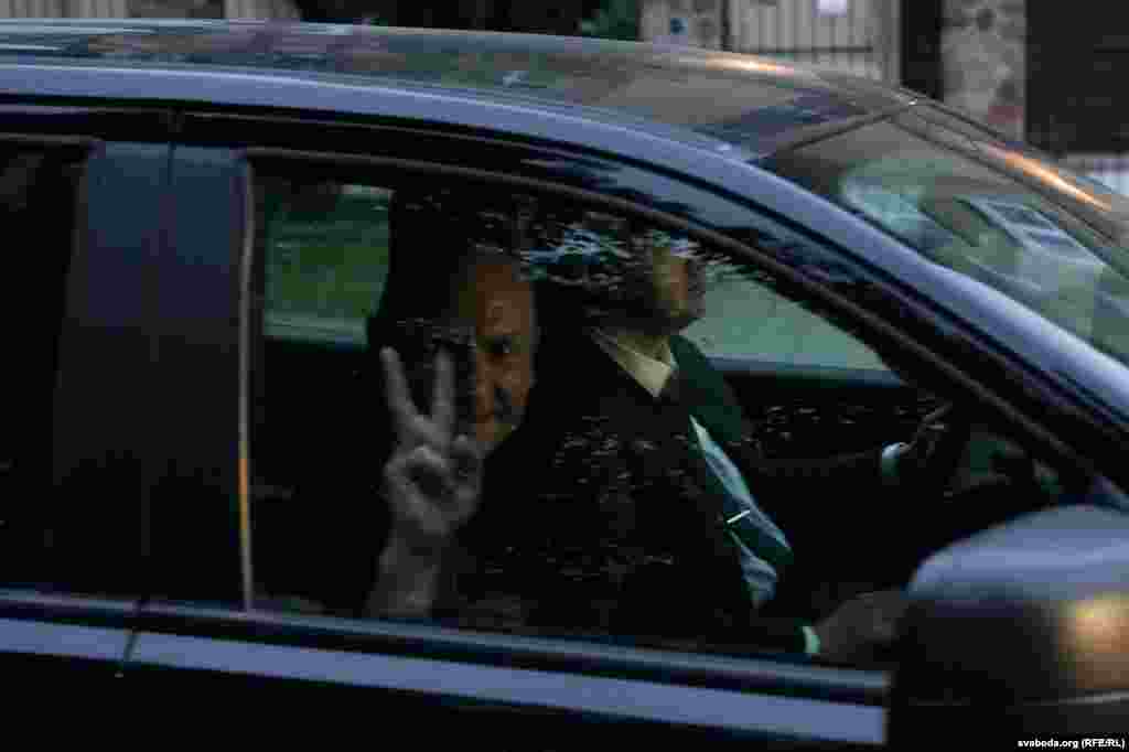 Вітаньні праз шыбу аўтамабілю