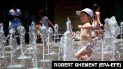 Балдар ашыкча үшүп же ысып кетпеши керек.