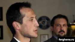 Алишер Саипов с директором «Ферганы» Даниилом Кисловым на открытии филиала агентства в городе Оше, сентябрь 2006 г.