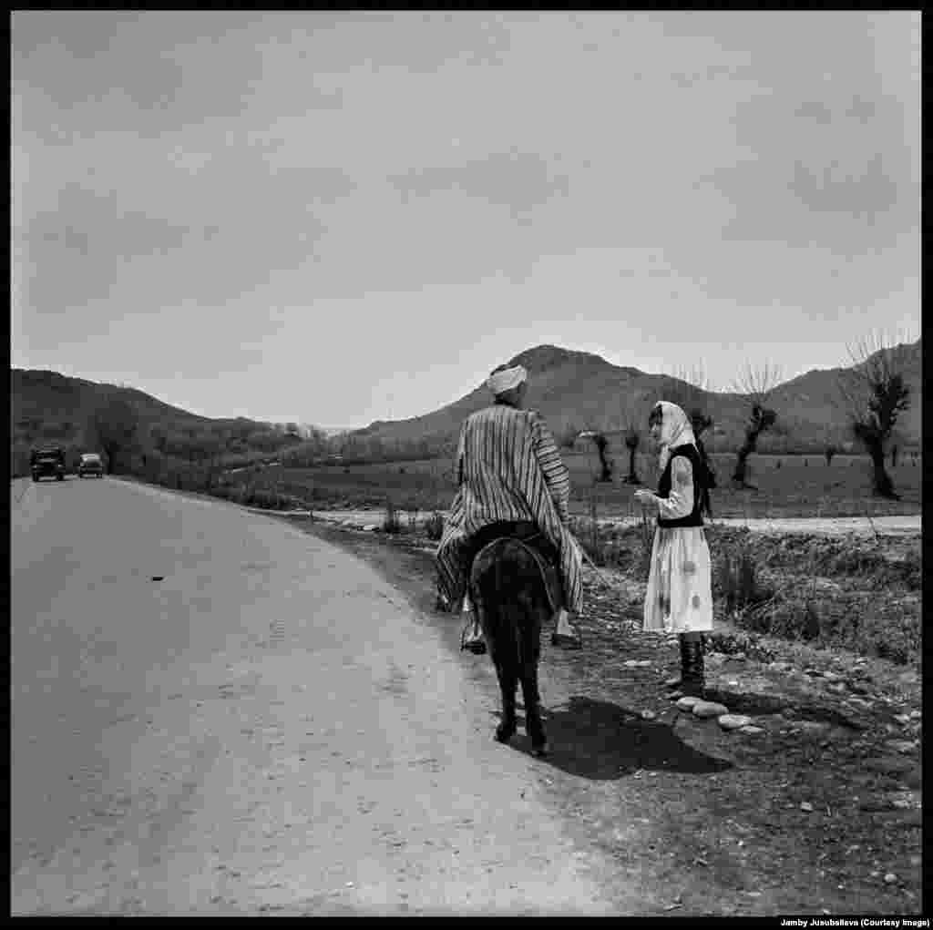 Өмүрүнүн көп бөлүгүн киного арнаган Клара Юсупжанова 1940-жылы Ат-Башы районунун Кара-Суу айылында төрөлгөн. 1959-1963-жылдары Ташкенттеги театр жана искусство институтунда, 1968-1970-жылдары Москва шаарындагы режиссёрлор жана сценаристтердин Жогорку курсунда билим алган. (Бекеш Абдылдаев менен Леонид Гуревичтин "Самая послушная" ("Түштүк кызы") тасмасынан)