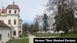 A tatai Esterházy-kastély az Öreg-tó partján