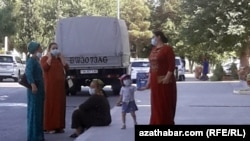 Люди в масках в Ашгабате. 17 июля 2020 года.