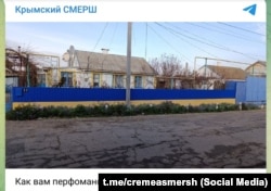 Pervomayskoye qasabasında mavı ve sarı renkli ev, 2025 senesi boş ay