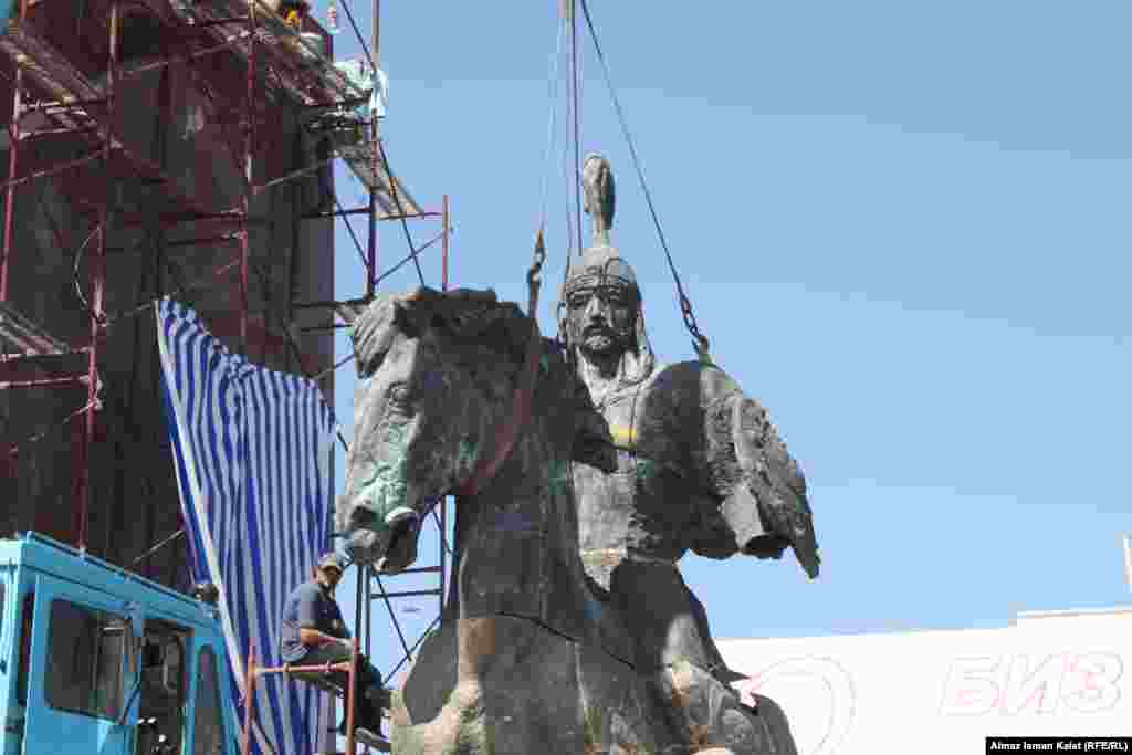 Монтаж памятника Великодушному Манасу, август, 2011