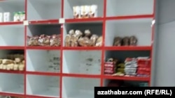 "Parhat" etrapçasyndaky döwlet azyk dükanynyň tekjeleri. Aşgabat, 2018-nji ýylyň oktýabr aýy (illýustrasiýa suraty)