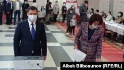 Президент Садыр Жапаров с супругой Айгуль на избирательном участке. 