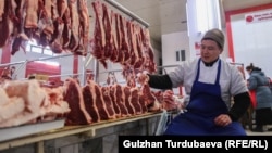 Продажа мяса на Ошском рынке в Бишкеке