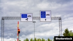 Крім будівництва загороджень, передбачається збільшити кількість прикордонників, закупити нове обладнання для технічного спостереження і літаки-розвідники