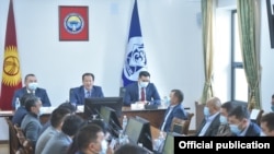 Өкмөттүк аппараттын башчысы Бактыбек Аманбаев Балбак Түлөбаевди шаардык бийликтин эмгек жамаатына тааныштырды.