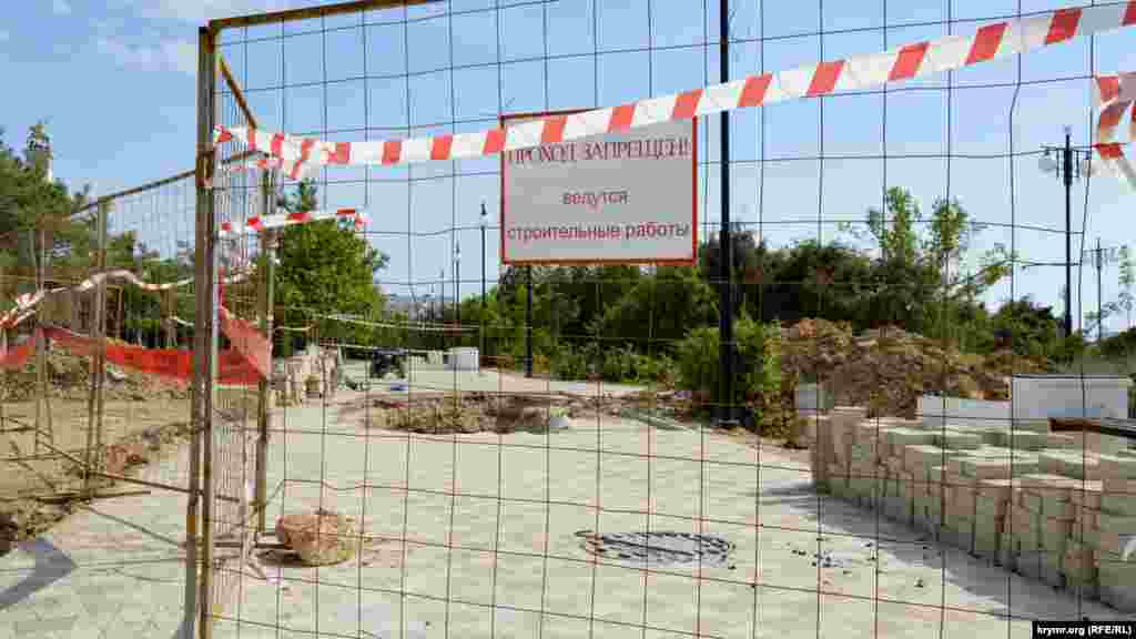 Yaqında töşelgen taşnı tamir işlerini yapmaq içün köterdiler